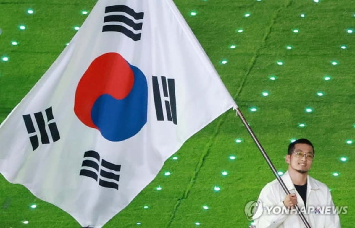 ‘Hong Ten’ Kim’s legend continues as he carries the flag at the closing ceremony